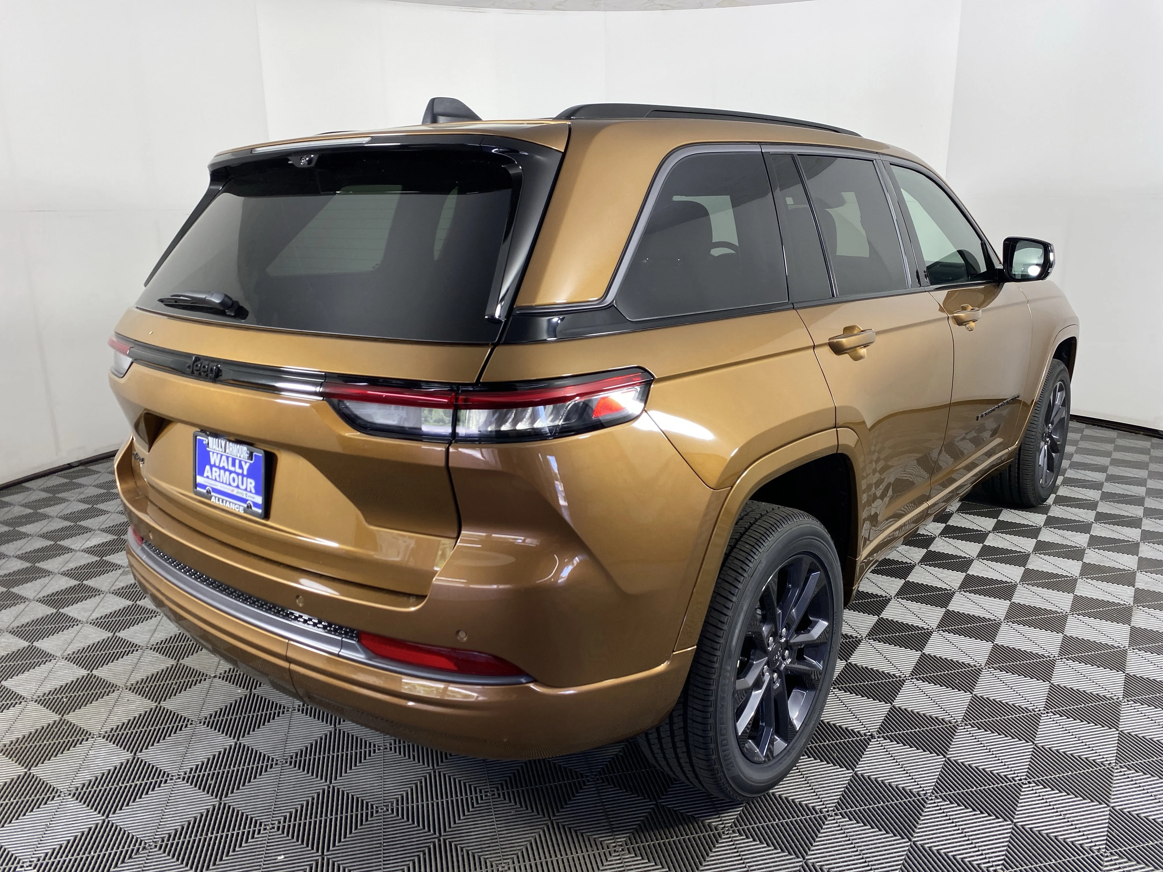 New 2026 Copper Shino Metallic Clear-Coat Exterior Paint Jeep Limited Reserve image 8