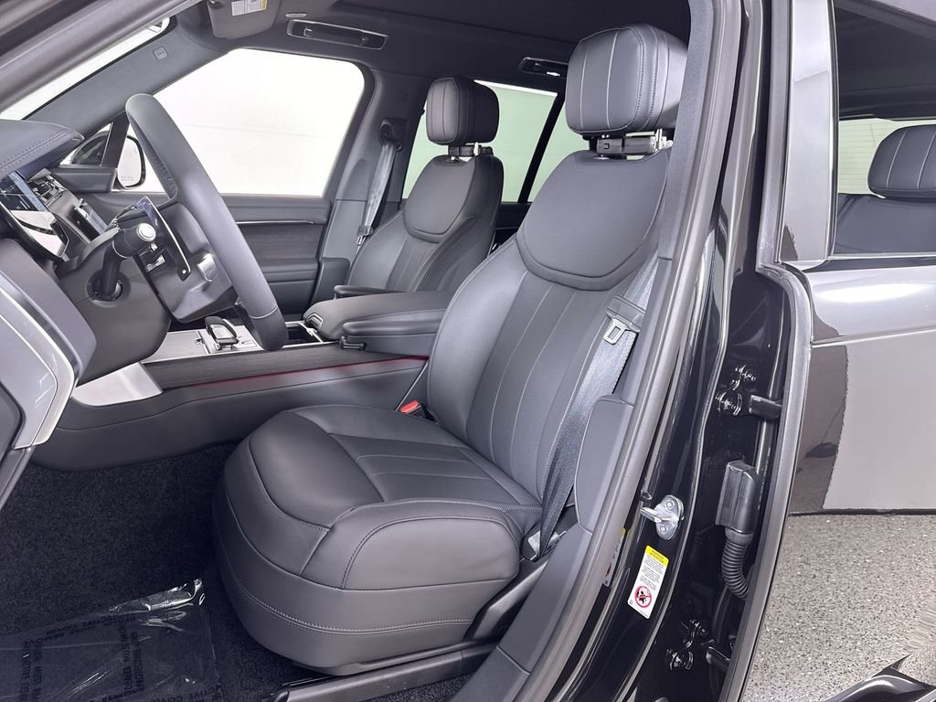 New 2026 SANTORN BLK MET Land Rover SE image 11