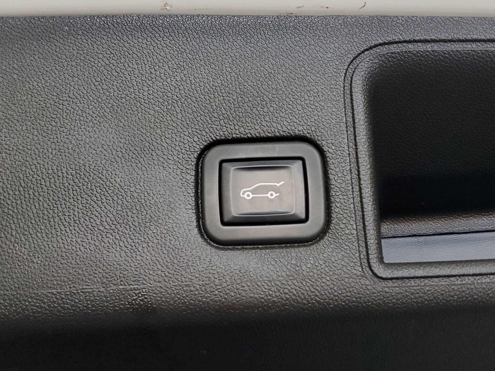Used 2022 White GMC SLT image 8
