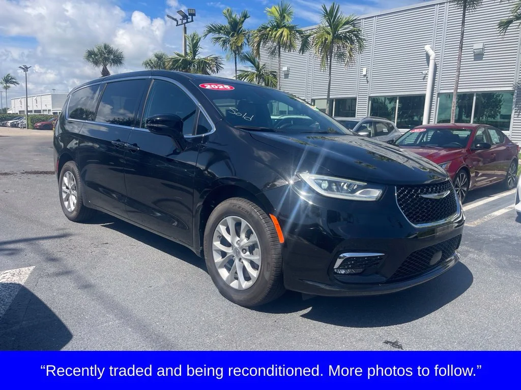 2025 Chrysler Pacifica Select