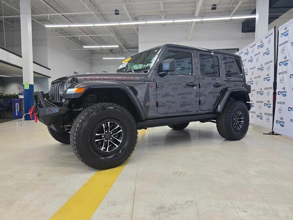 Used 2025 Granite Crystal Clearcoat Metallic Jeep Rubicon image 4