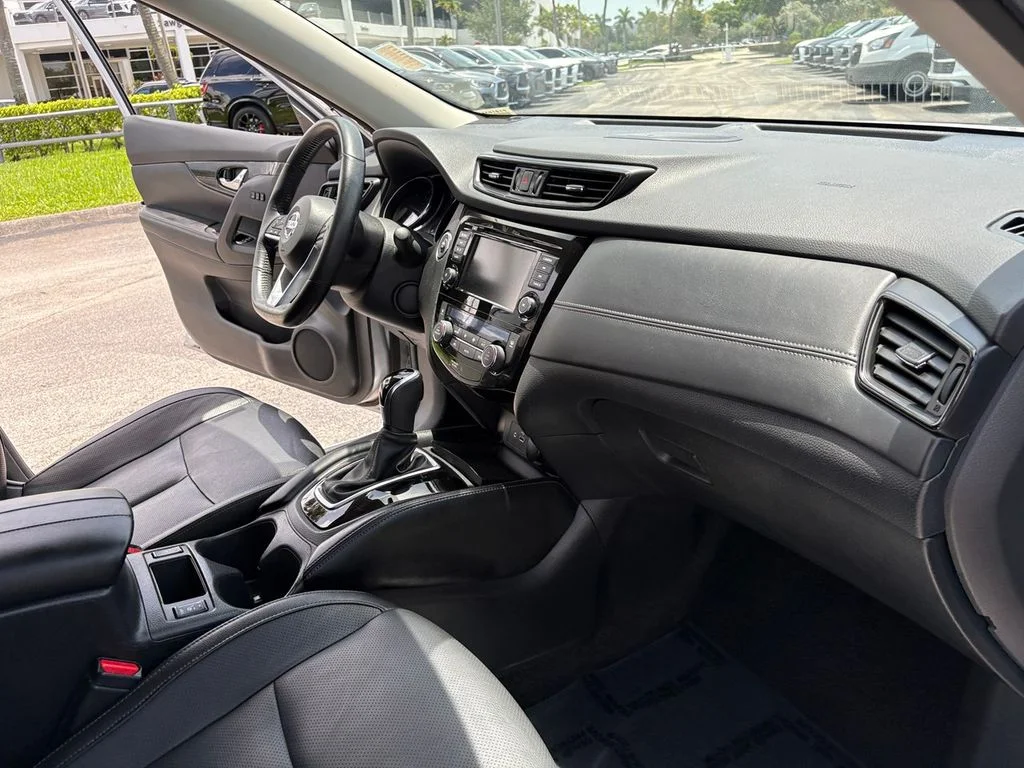 Used 2018 Silver Nissan SL image 20