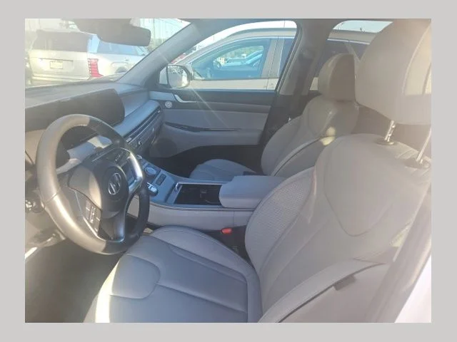 Used 2025 White Hyundai SEL image 1