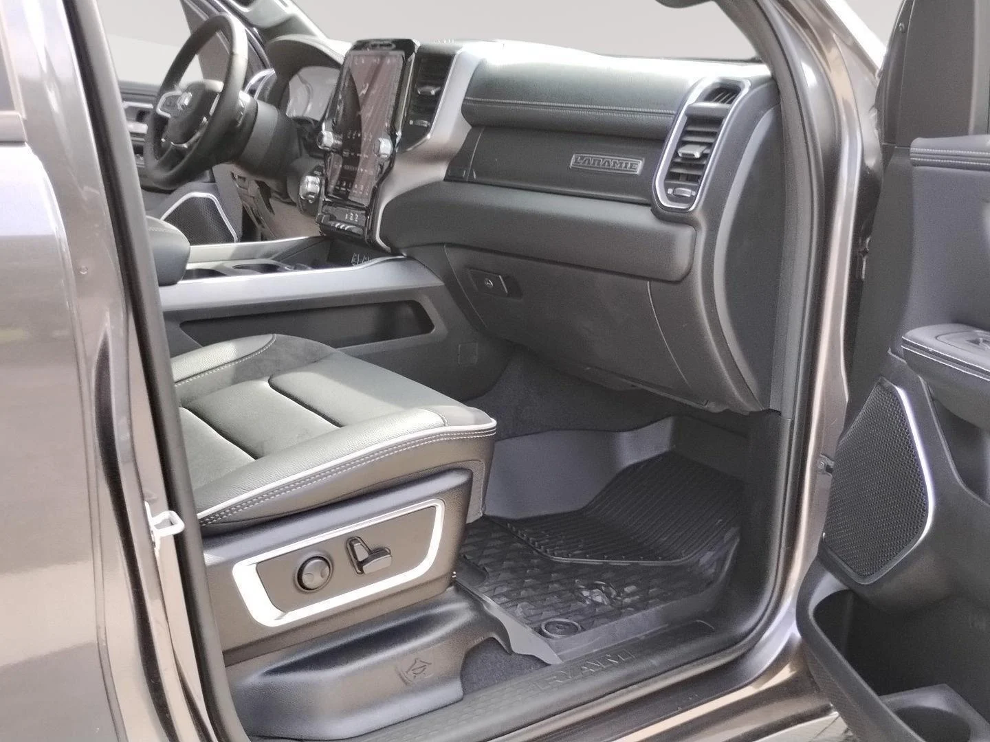 New 2026 Granite Crystal Metallic Clear-Coat Exterior Paint RAM Laramie image 27