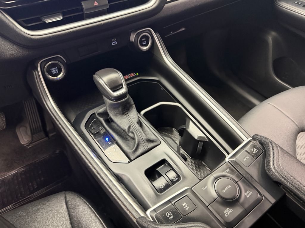 Used 2025  Toyota XLE image 17