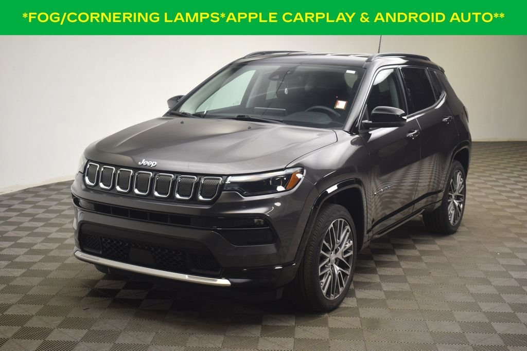 Used 2019 Granite Crystal Metallic Clearcoat Jeep Latitude image 3