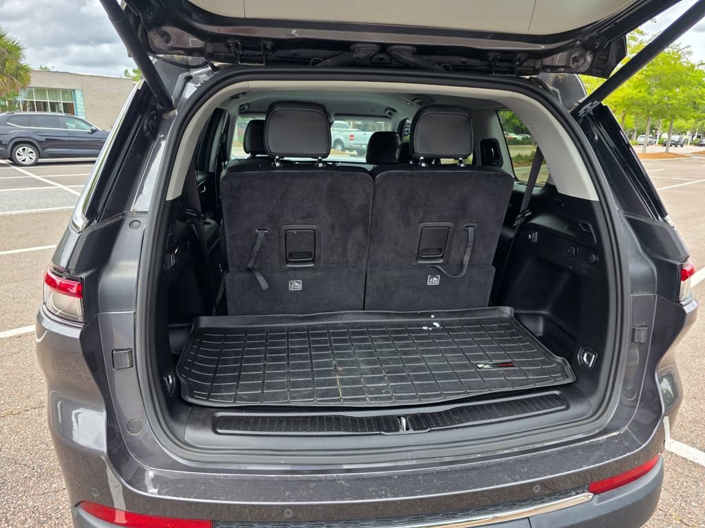 Used 2023  Jeep Limited image 35