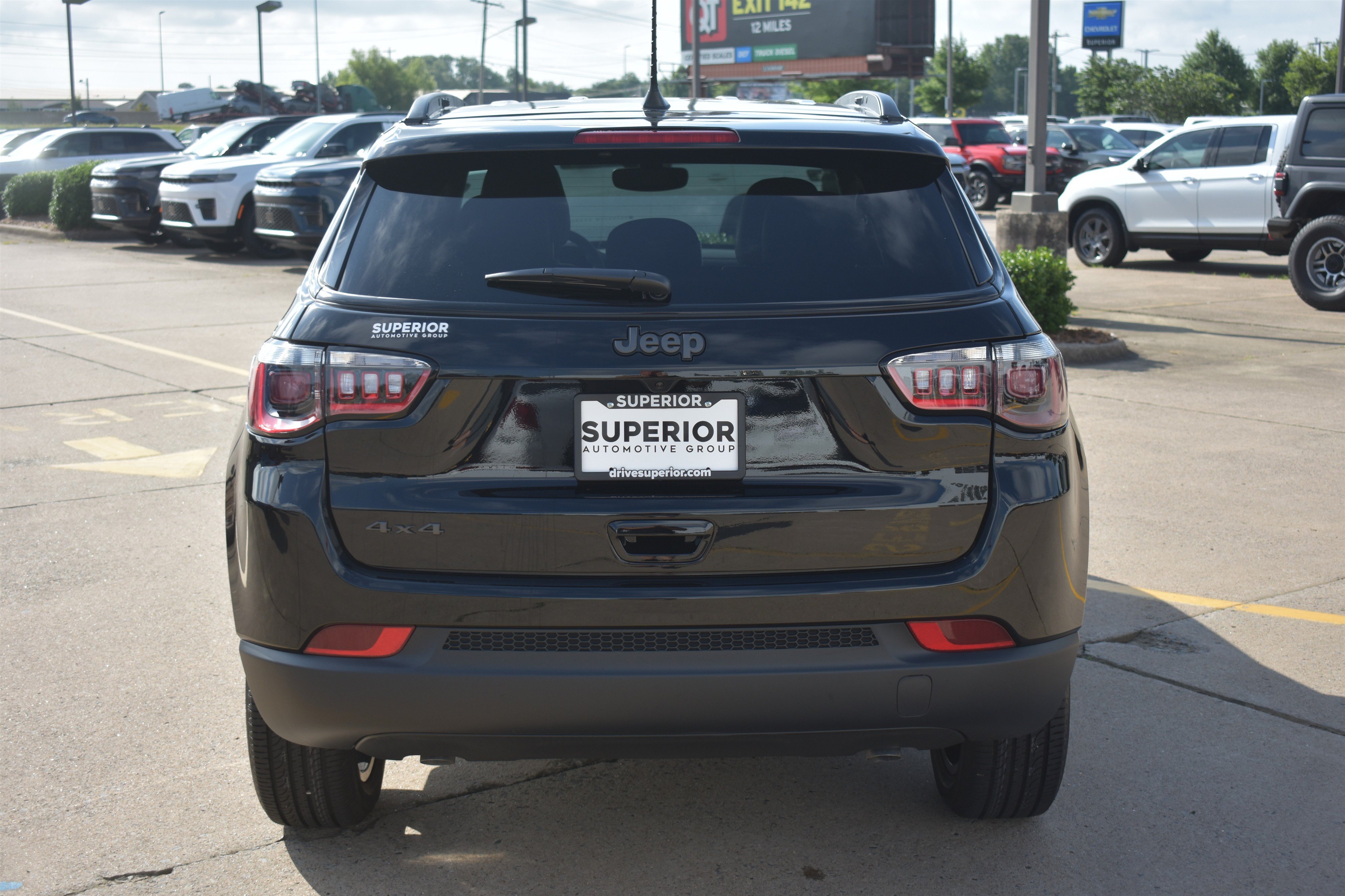 New 2026 Diamond Black Crystal Pearlcoat Jeep Latitude Altitude image 6