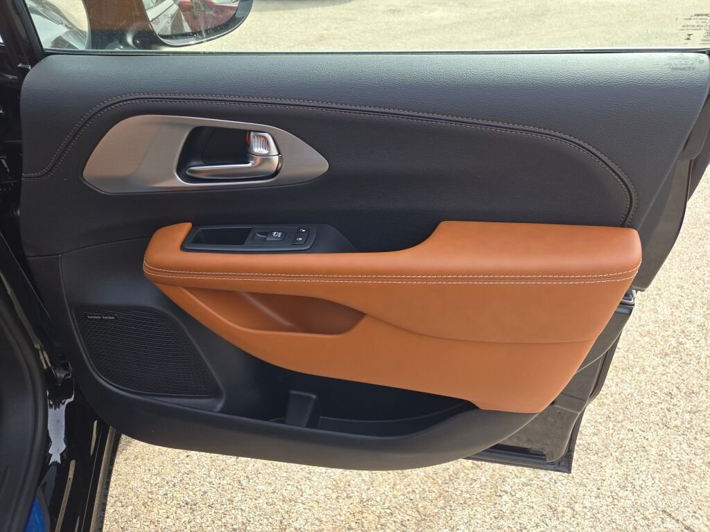 New 2026 Diamond Black Crystal Pearl-Coat Exterior Paint Chrysler Pinnacle image 6