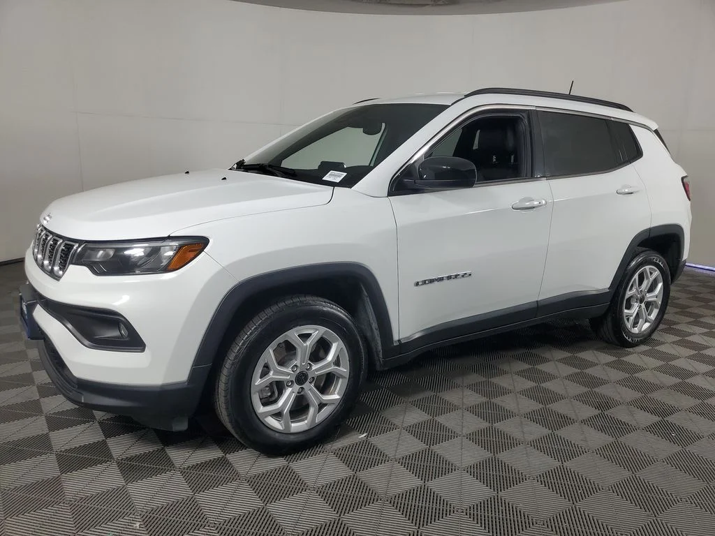 Used 2025 White Jeep Latitude image 8