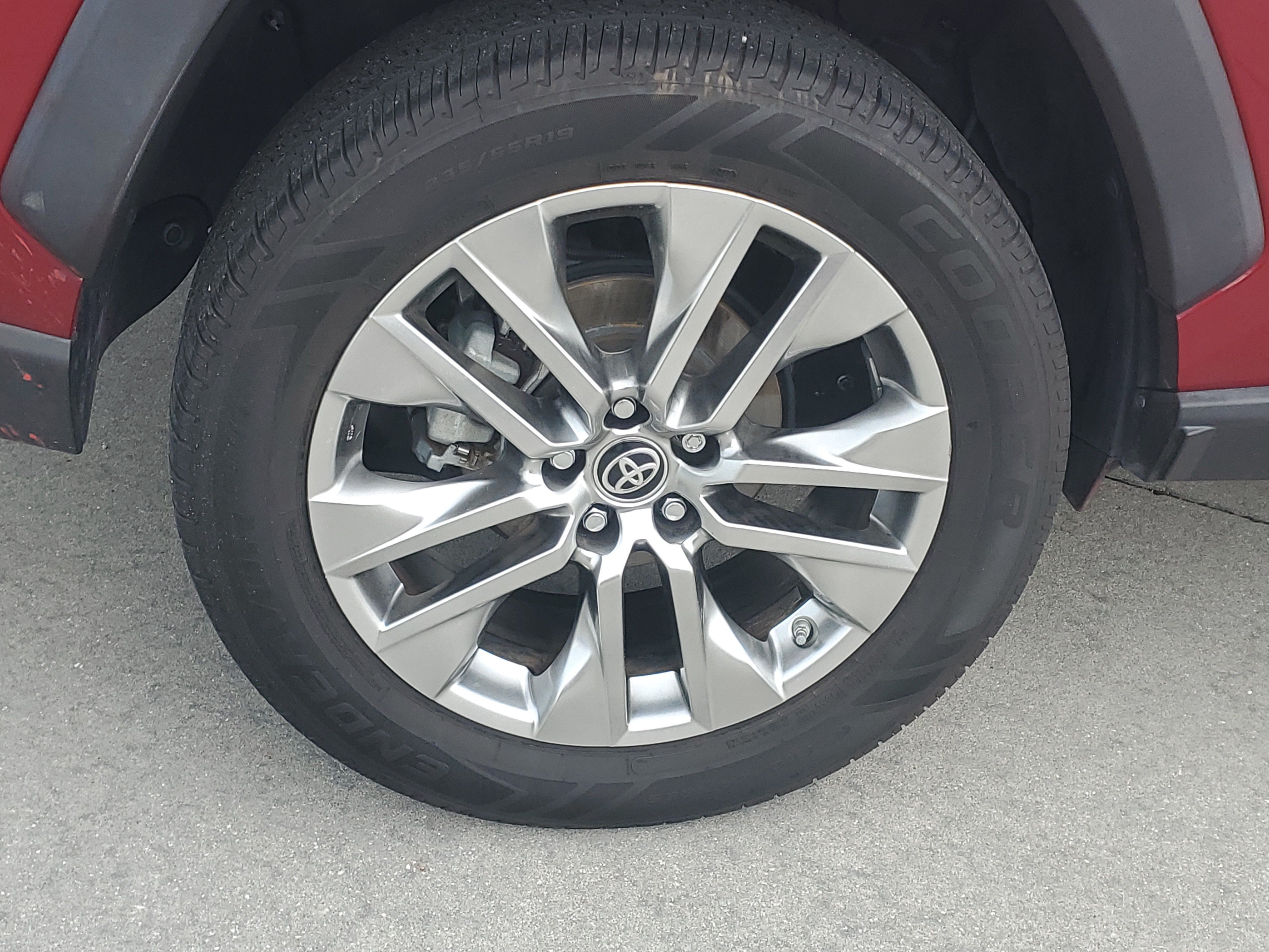 Used 2019 Pearl Toyota XLE Premium image 8