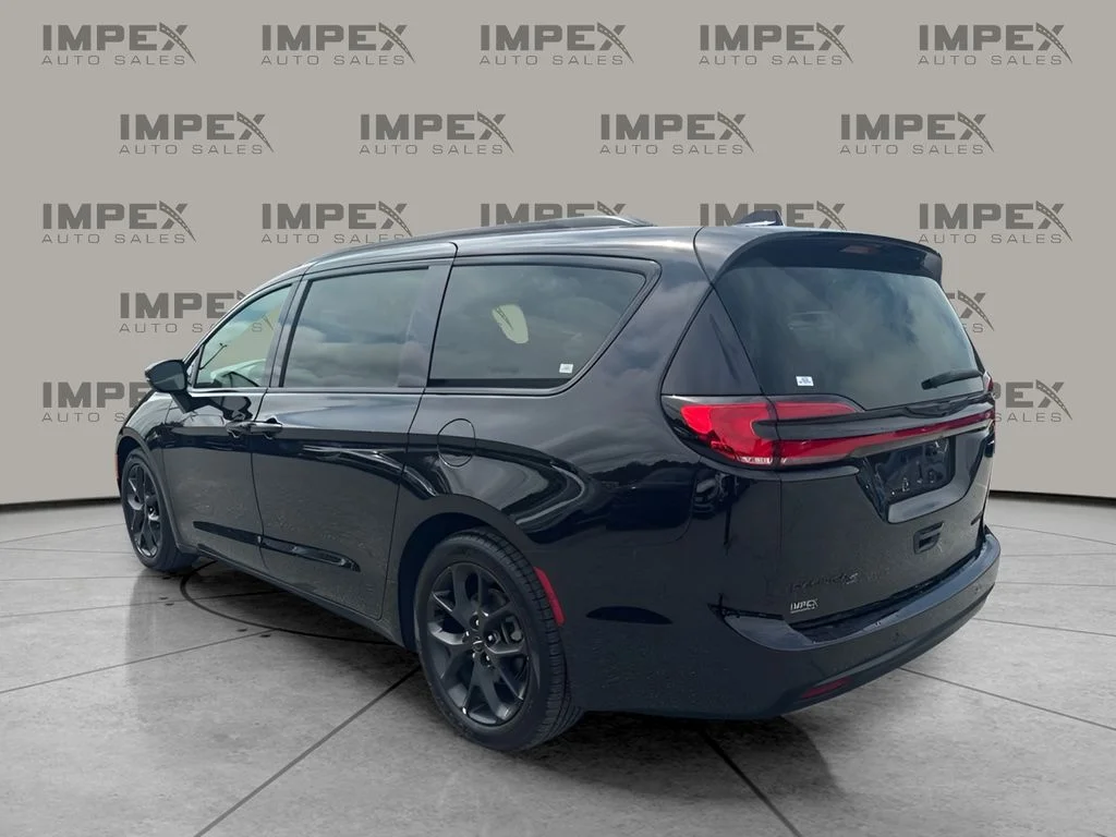 Used 2025 Black Chrysler Limited image 2