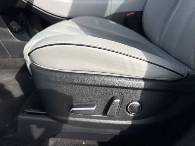 Used 2024 White Hyundai SEL image 43