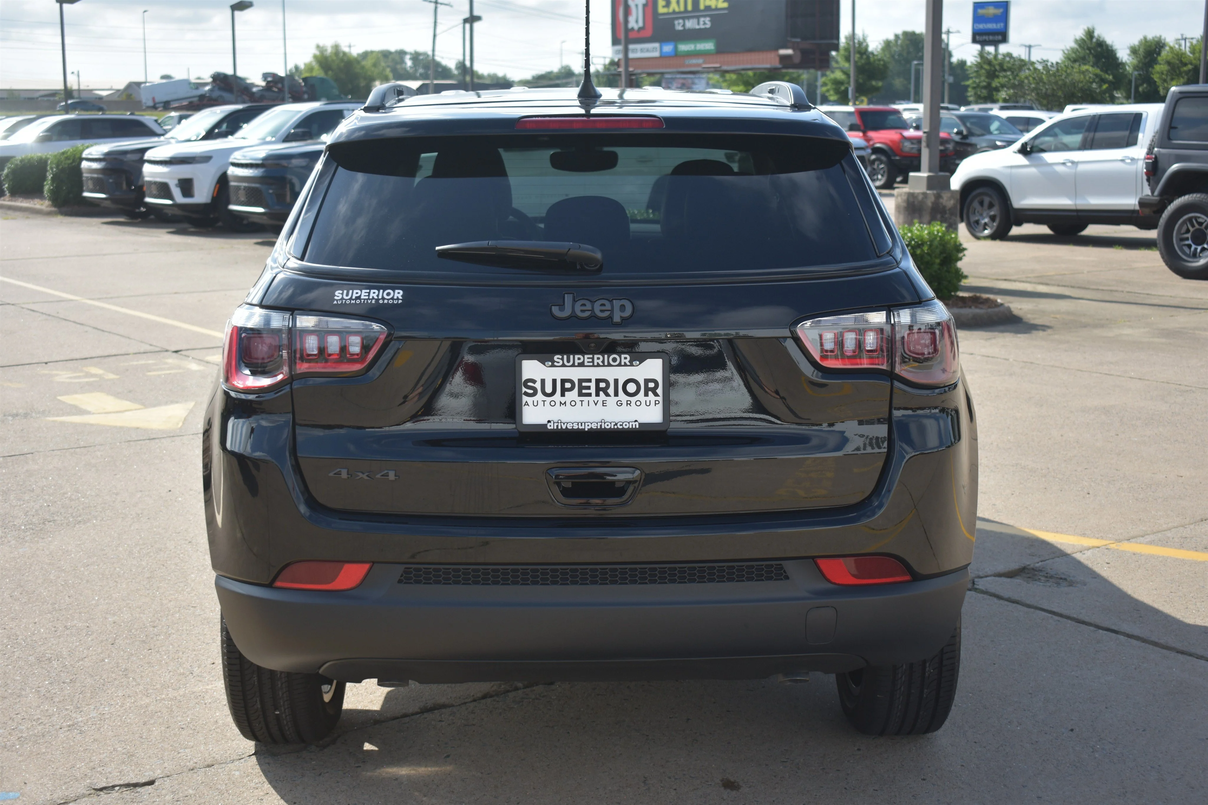 New 2026 Diamond Black Crystal Pearlcoat Jeep Latitude Altitude image 6