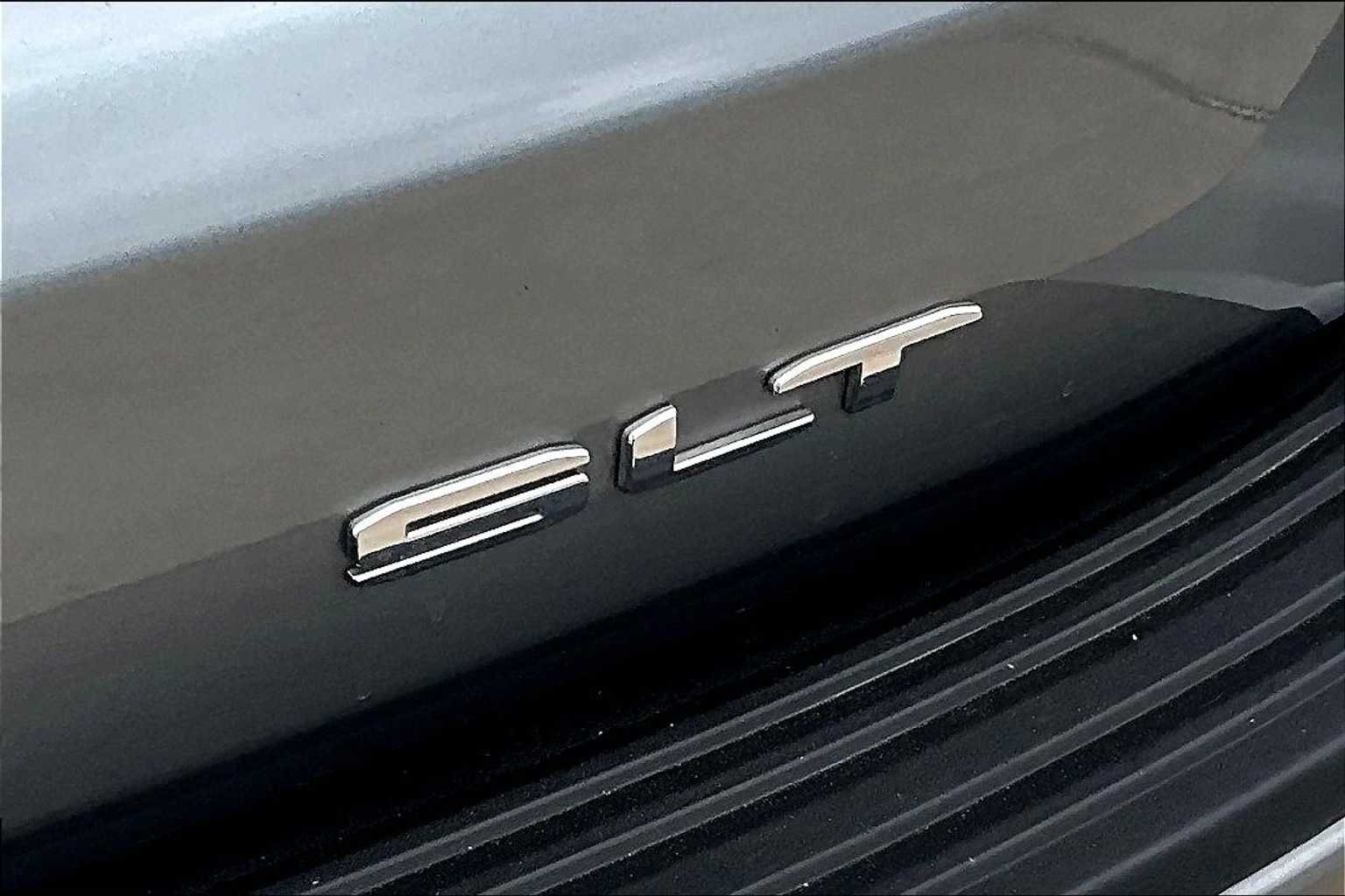 Used 2023 Sterling Metallic GMC SLT image 10