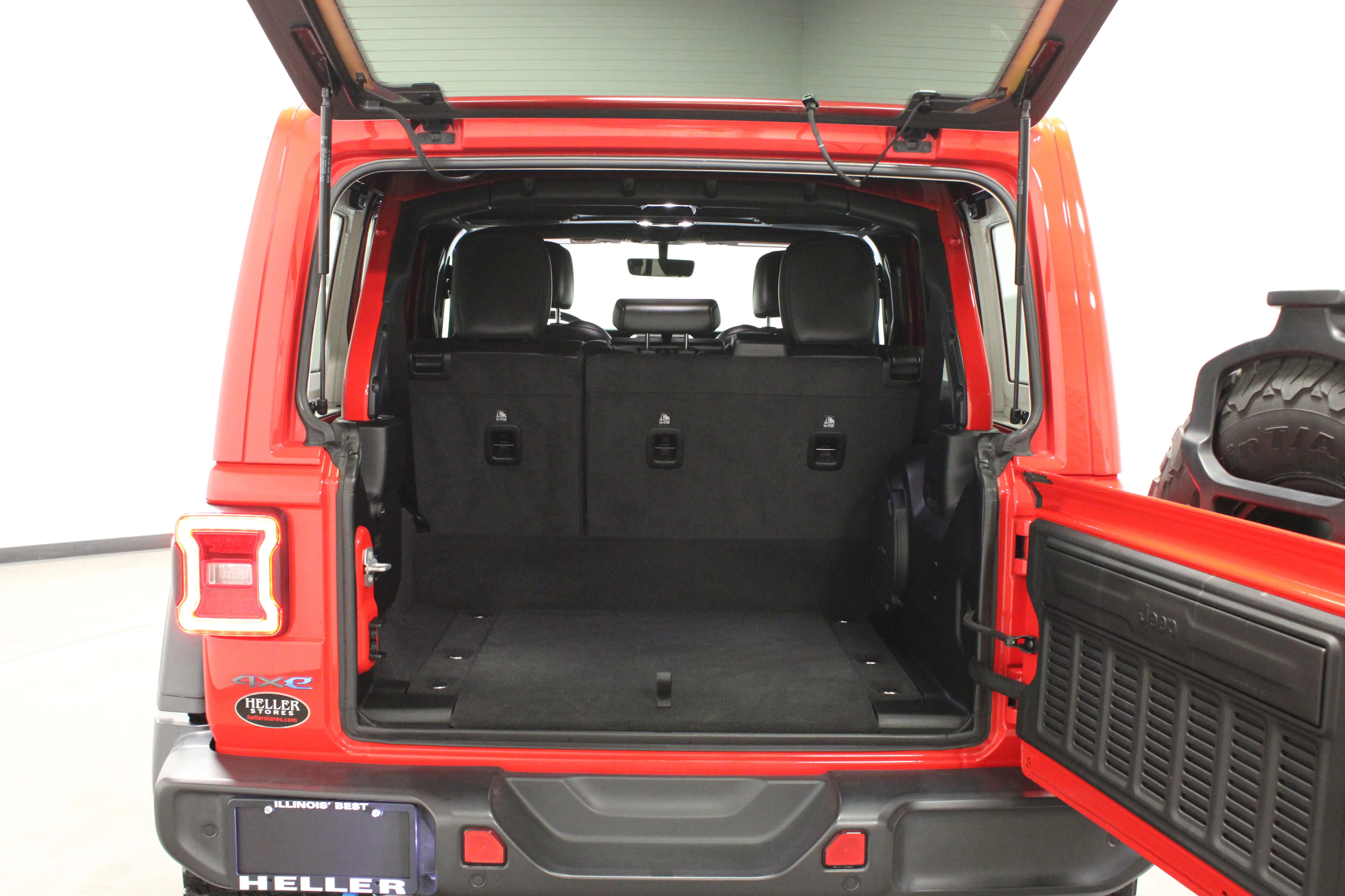 Used 2023 Firecracker Red Clearcoat Jeep Rubicon image 13