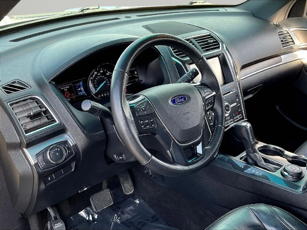 Used 2016 Silver Ford Limited image 16