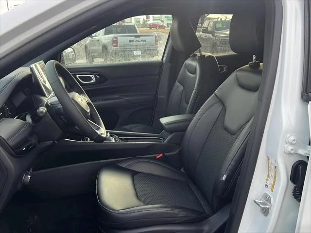 New 2026 Bright White Clearcoat Jeep Latitude image 10