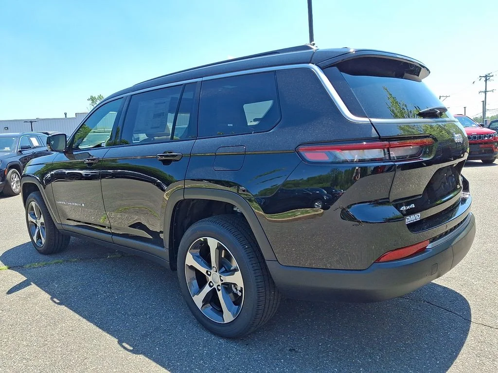 New 2026 Diamond Black Crystal Pearl-Coat Exterior Paint Jeep Limited image 3