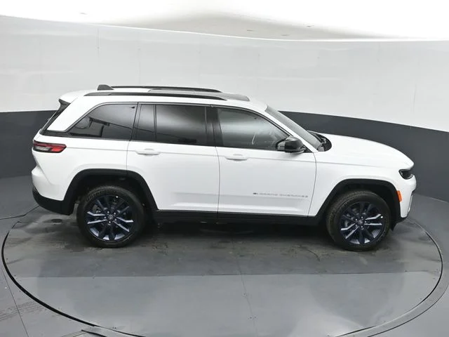 New 2026 Bright White Clear-Coat Exterior Paint Jeep  image 30