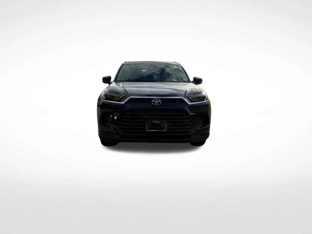 Used 2025  Toyota XLE image 9