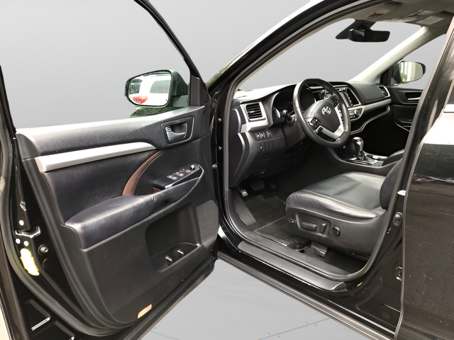 Used 2018 Black Toyota XLE image 16
