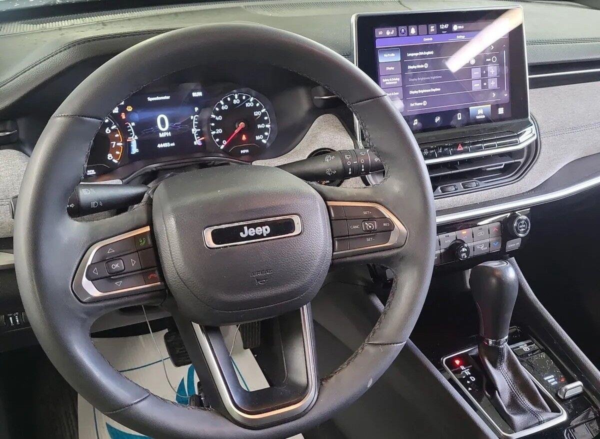 Used 2023 Bright White Clearcoat Jeep Latitude image 5
