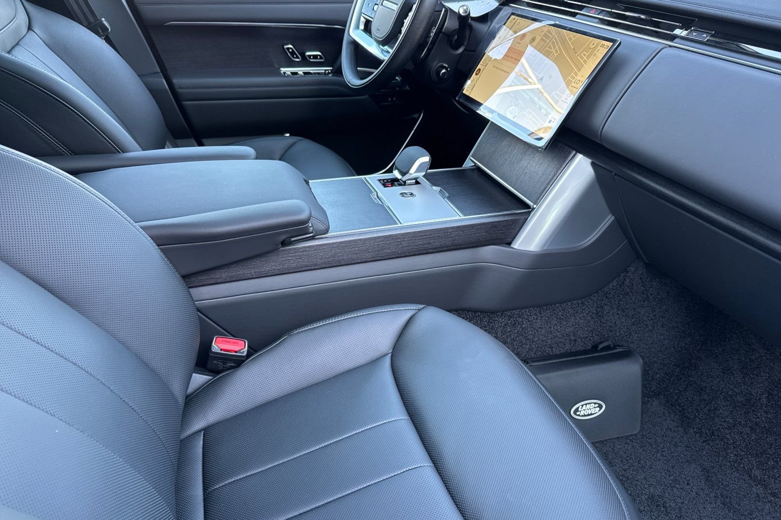 New 2026 Santorini Black Land Rover SE image 17