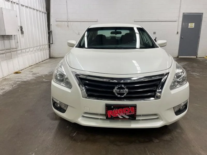 Used 2015 Nissan Altima SV with VIN 1N4AL3AP7FC442165 for sale in Manchester, IA