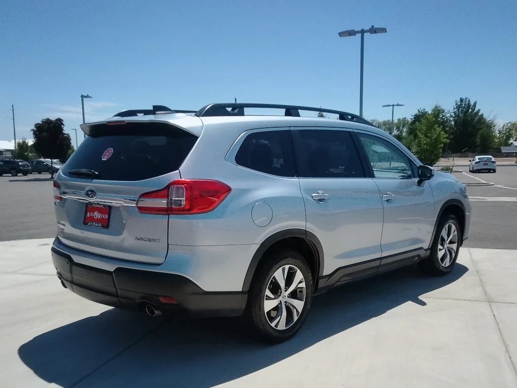 Used 2022 Ice Silver Metallic Subaru Premium image 3