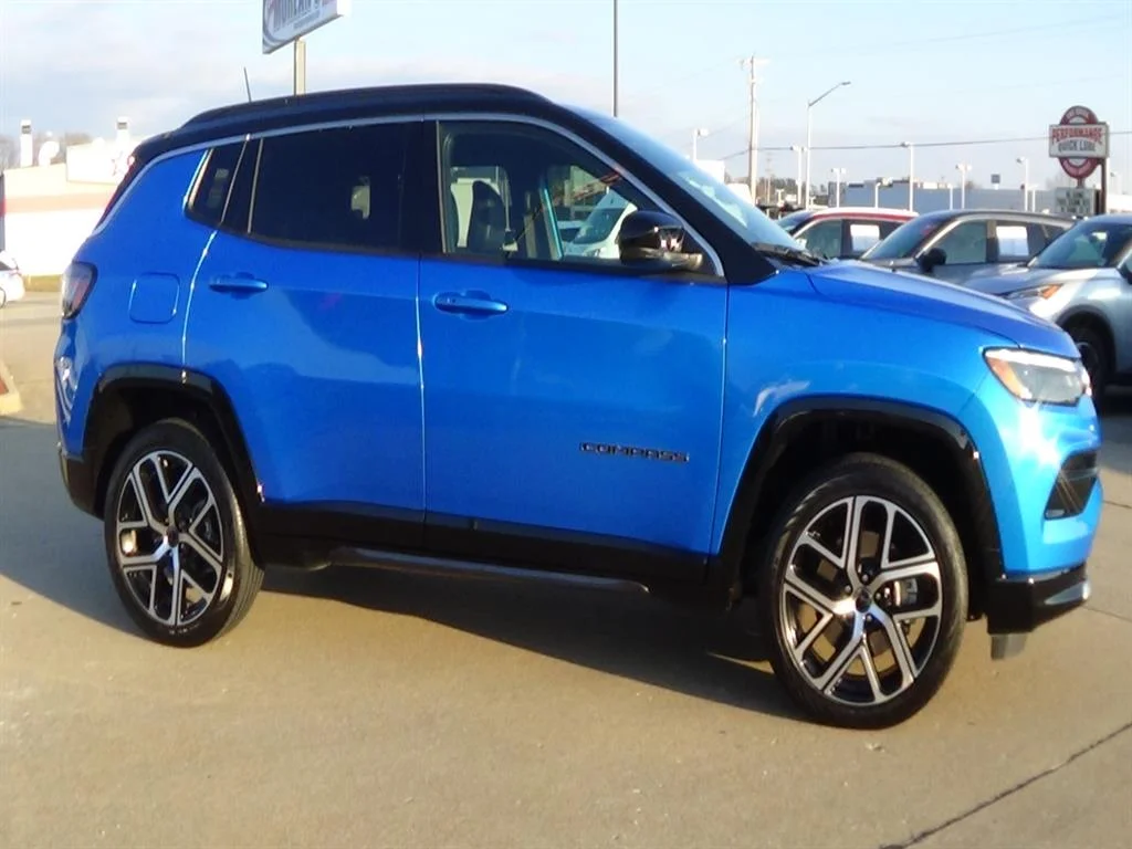 Used 2025 Hydro Blue Pearl Coat (pbj) Jeep Limited image 5