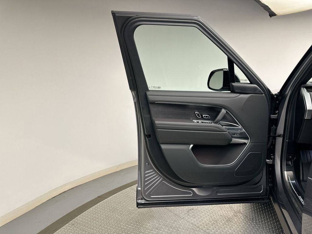 New 2026 Eiger Grey Land Rover SE image 9