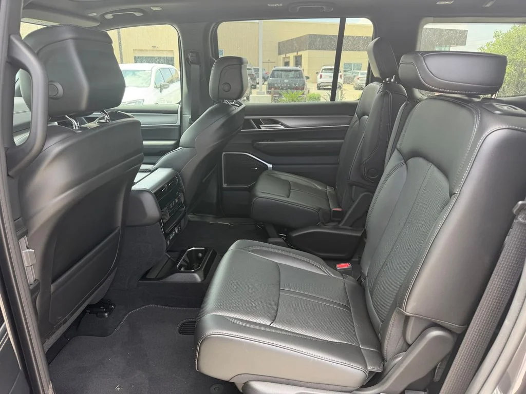 New 2026 Baltic Gray Metallic Clearcoat Jeep Upland image 9