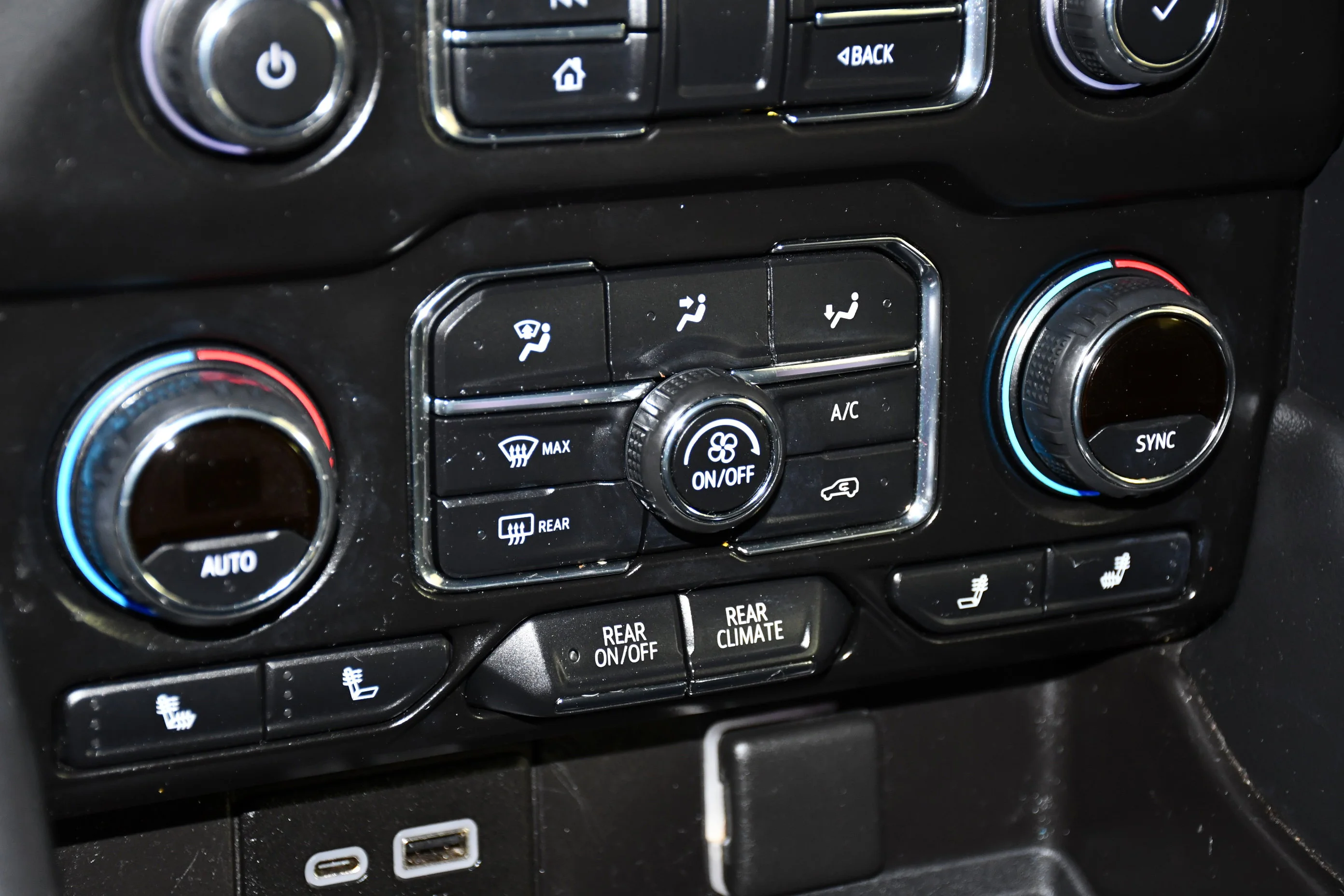 Used 2021 Black Chevrolet Z71 image 31
