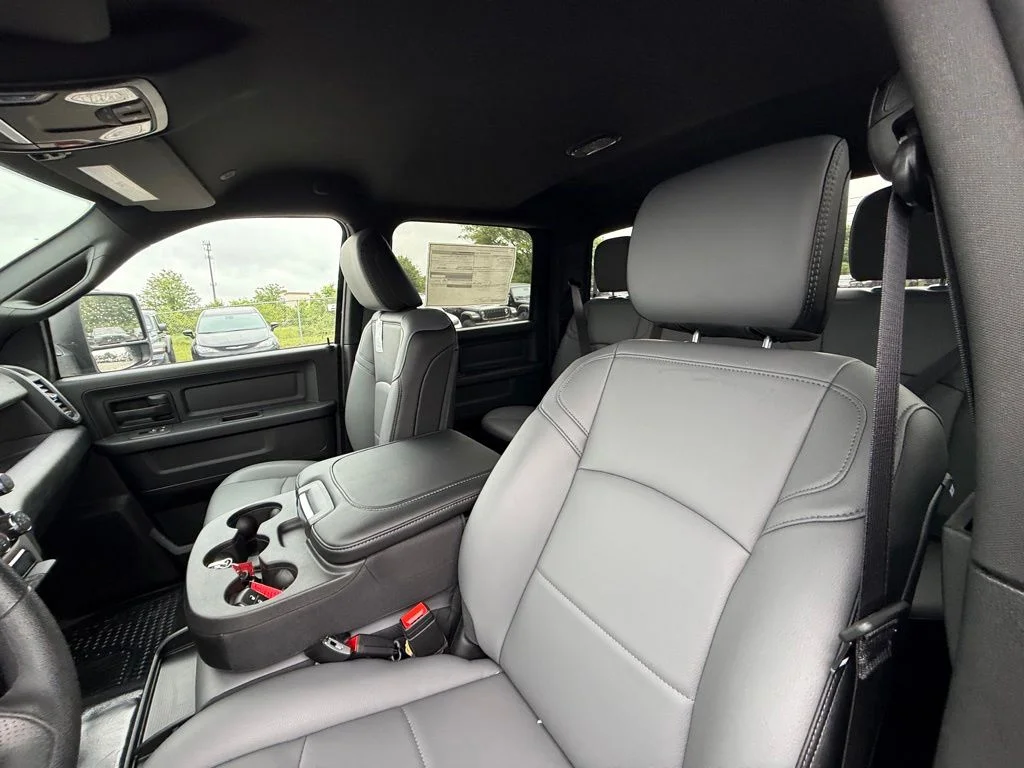 New 2026 Diamond Black Crystal Pearl-Coat Exterior Paint RAM Tradesman image 13