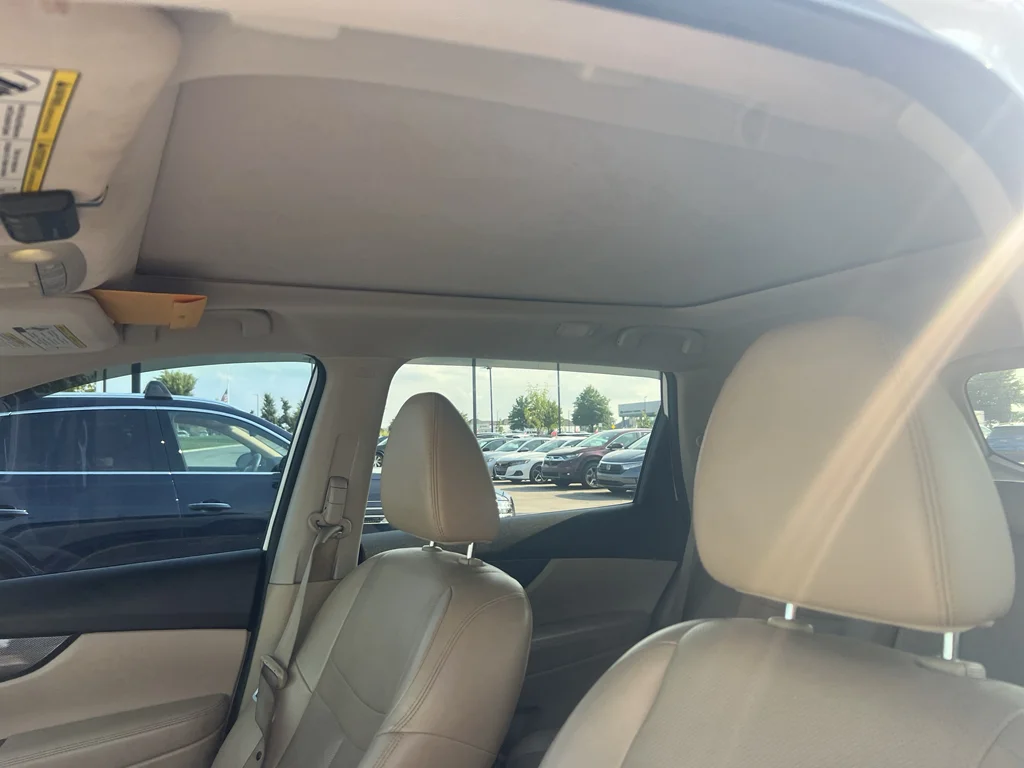 Used 2015 Pearl White Nissan SL image 6