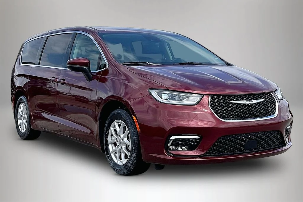 2023 Chrysler Pacifica Touring L's photo