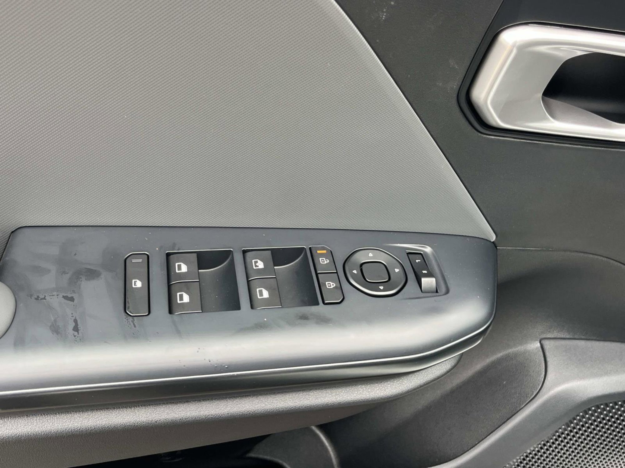 New 2025 Snow White Pearl Kia LXS image 21