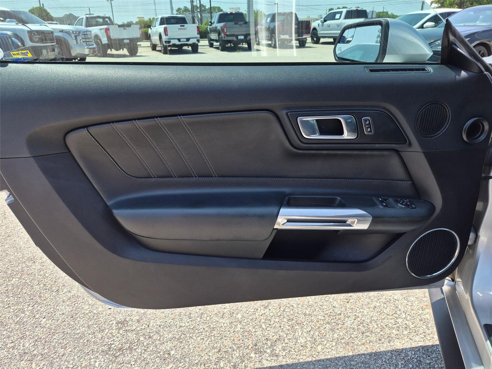 Used 2018  Ford GT Premium image 11