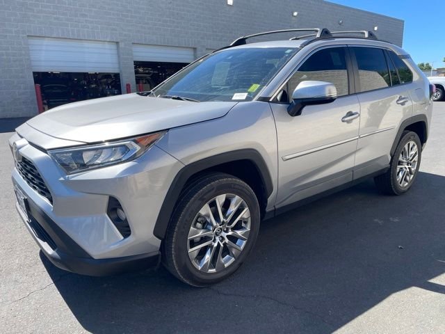 Used 2020 Silver Toyota XLE Premium image 3