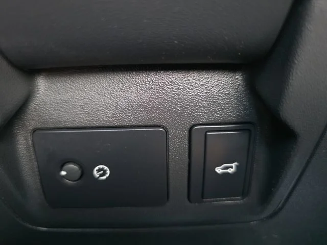 Used 2023 Black Land Rover R-Dynamic S image 27