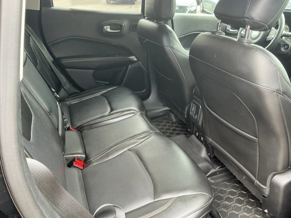 Used 2018 Diamond Black Crystal Pearlcoat Jeep Limited image 15