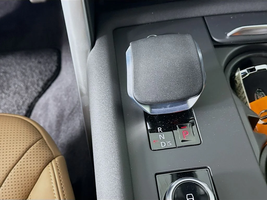 New 2026 Fuji White Land Rover Dynamic SE image 18