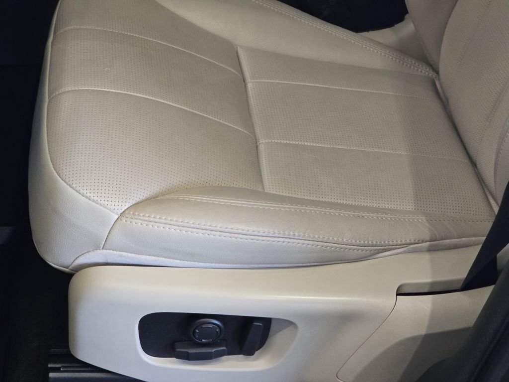Used 2018 Black Land Rover SE image 32