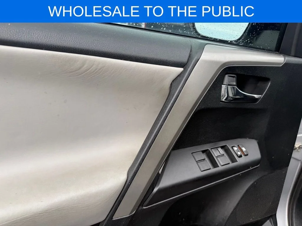 Used 2018 Silver Toyota XLE image 5