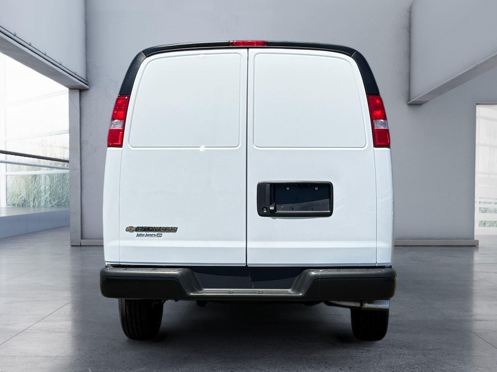 New 2026 Summit White Chevrolet 1WT image 4