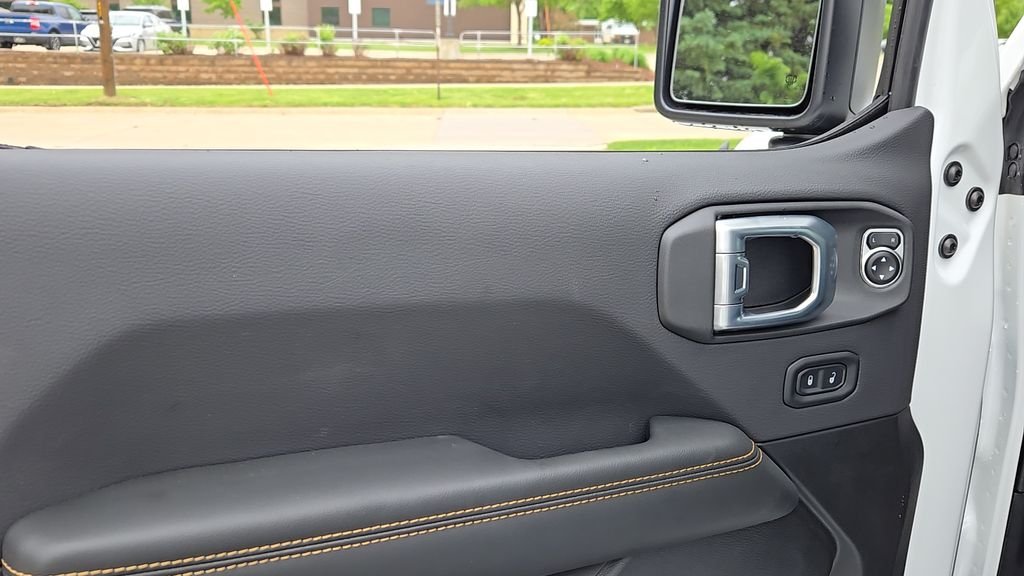 New 2026 Bright White Clear-Coat Exterior Paint Jeep Sahara image 7