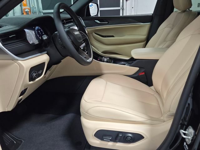 New 2026 Diamond Black Crystal Pearl-Coat Exterior Paint Jeep Limited image 5