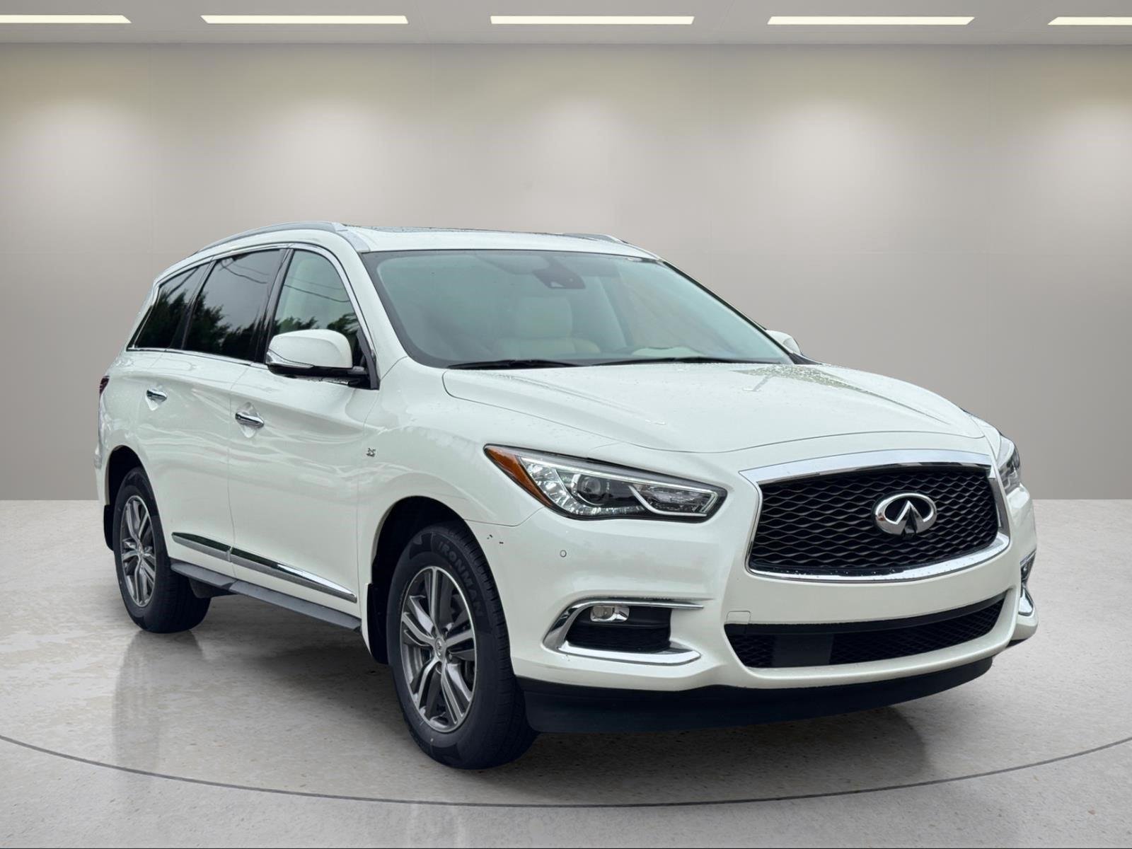 Used 2020 Majestic White INFINITI LUXE image 7