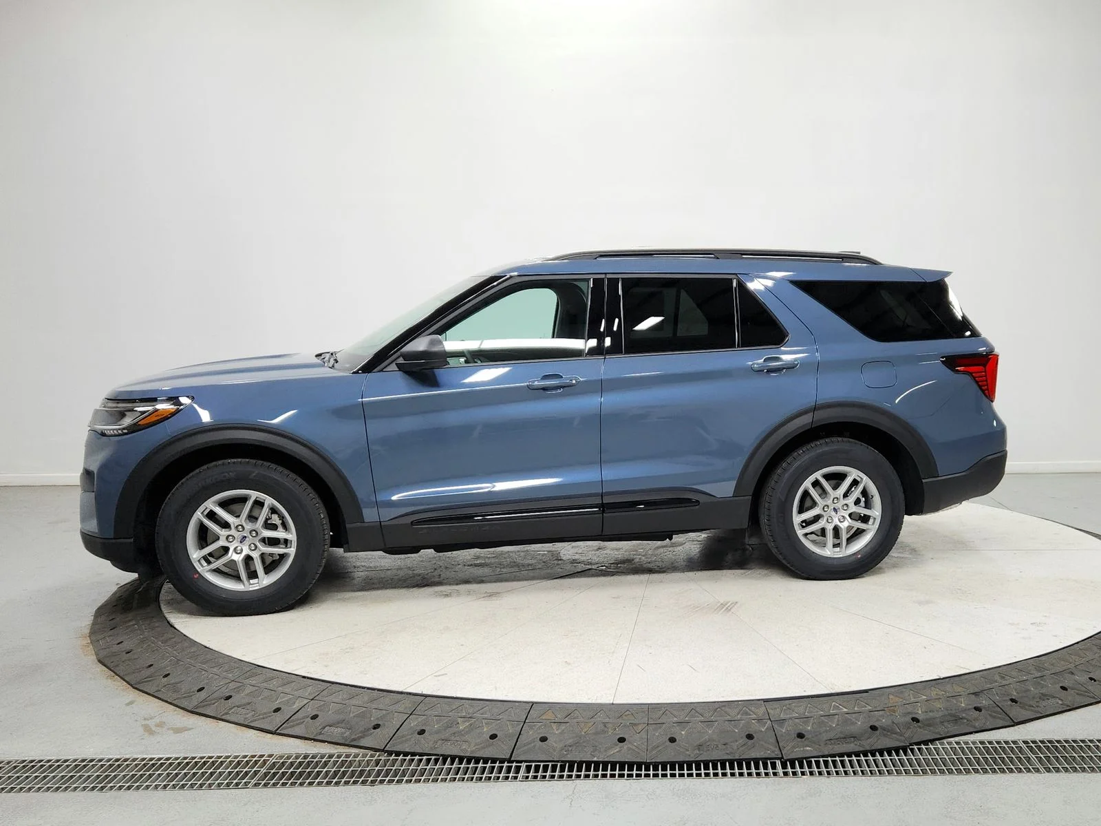 Used 2026 Vapor Blue Metallic Ford Active image 4